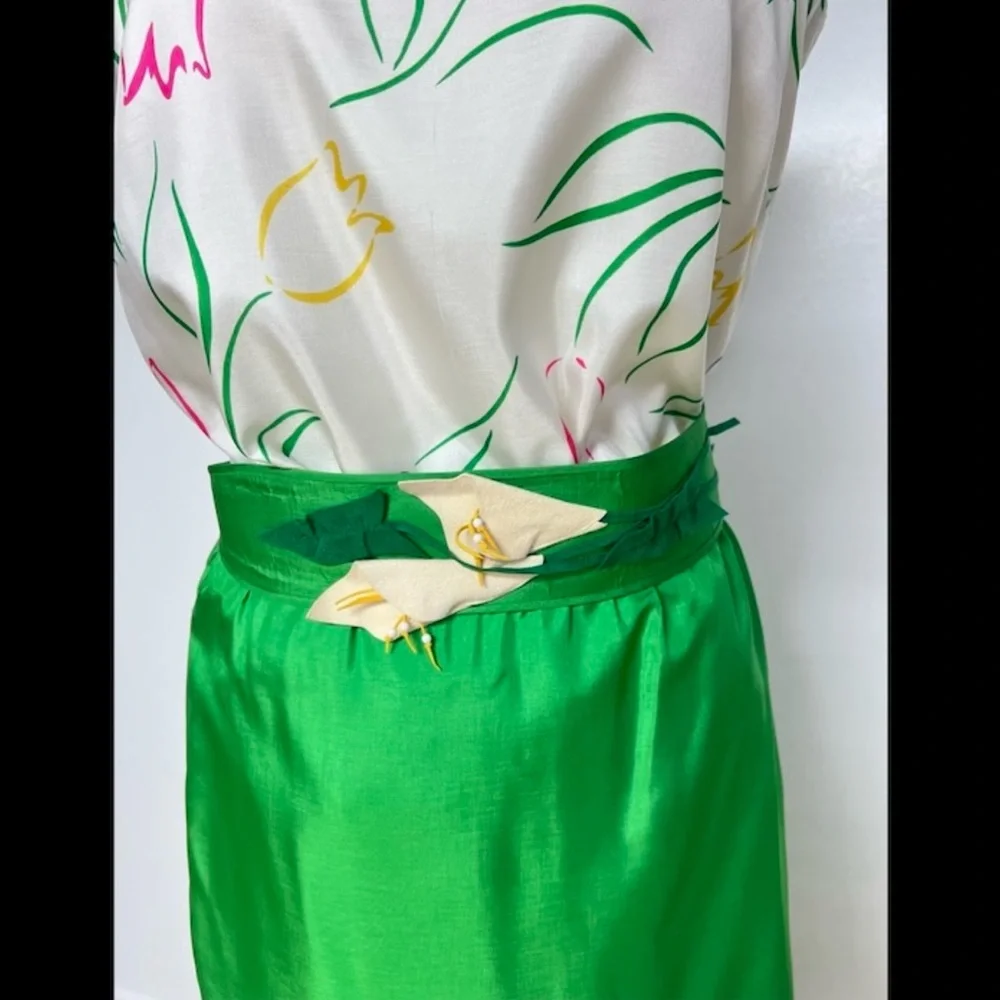 Vintage Green Satin Midi Skirt w Floral Top & Statement Belt – 60s Inspired - Picture 2 of 16